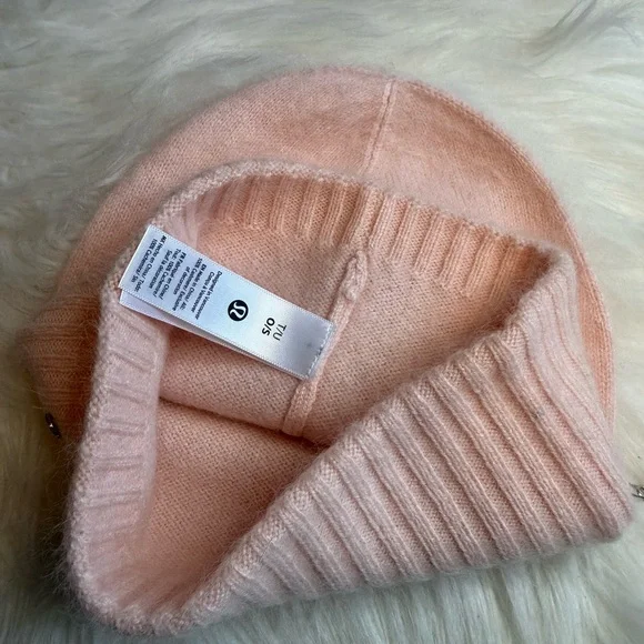 Lululemon Fuzzy Cashmere Beanie BPNK Pink New One Size display picture 1
